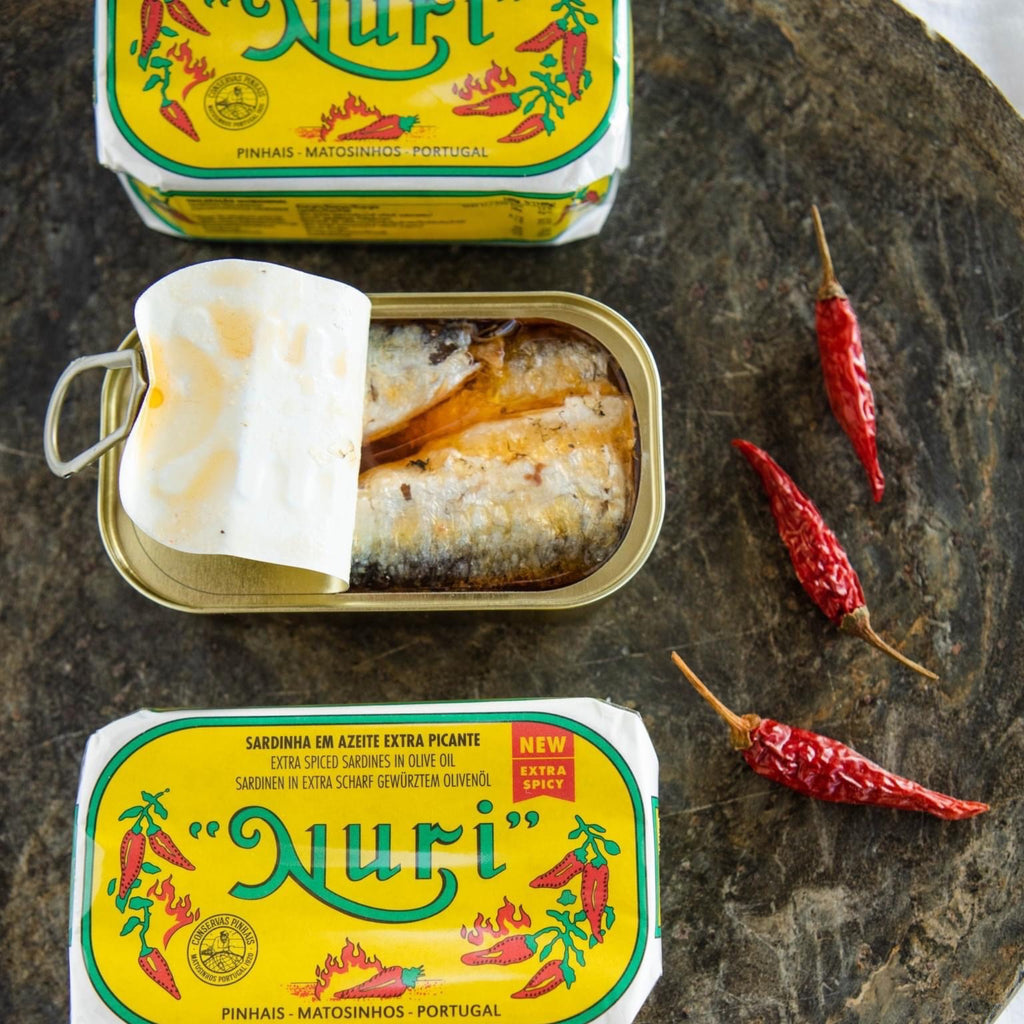 SARDINEN IN EXTRA SCHARF GEWÜRZTEM OLIVENÖL – Boutiqua Portuguesa SARDINEN IN EXTRA SCHARF GEWÜRZTEM OLIVENÖL – Boutiqua Portuguesa